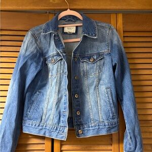 Forever 21 Women's Distressed Denim Medium Wash Blue Jean Jacket Size Small EUC